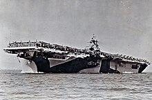 Fotografía vintage del USS Essex, un portaaviones abigarrado con patrones geométricos en blanco y negro.