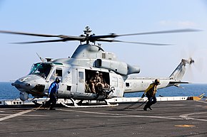 「サンディエゴ」を発艦しようとするUH-1Y