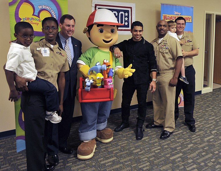File:US Navy 090922-N-1232M-002 Actor Wilmer Valderrama, the voice of Handy Manny on a Disney animated children's show, visited with students at Training Support Center Great Lakes.jpg