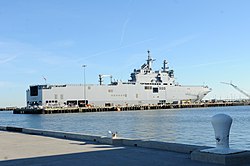 US Navy 120130-N-XB816-097 French navy amphibious assault ship FS Mistral (L9013) prepares to get underway for Exercise Bold Alligator 2012 (BA2012.jpg