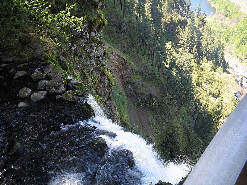 File:View from top of Multnomah Falls.jpg