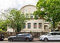 Villa with garden and enclosure with gate system