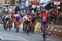 Vincenzo Nibali vencendo a corrida