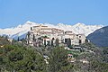 Die Altstadt von Carros mit den verschneiten Seealpen