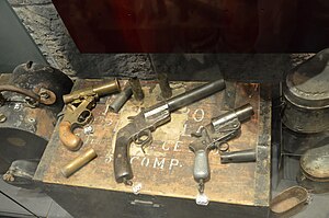 Perang DUNIA i suar pistol tre sassi museum.JPG