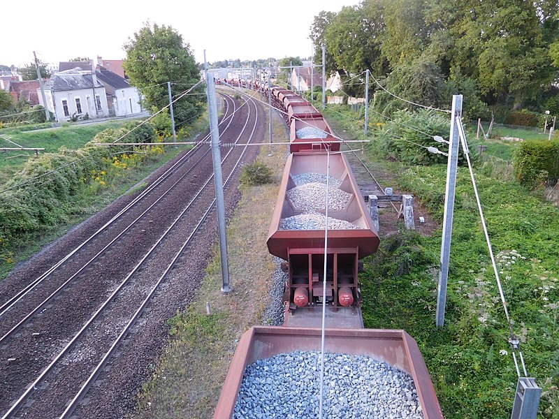 File:Wagons-trémie de ballast sur un canton, vus d'un pont.jpg