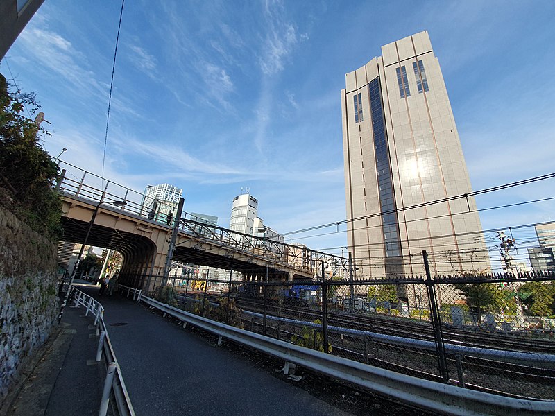 File:Walk beween Ebisu stationedn and Shibuya station 4.jpg