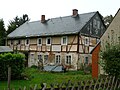 Wohnhaus und hölzerne Gartenlaube