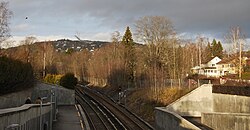 Pohled ze stanice metra směrem na Holmenkollen