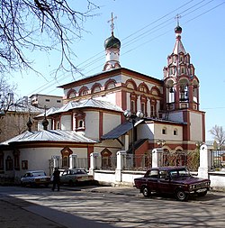Угол Хитровского (слева) и Малого Трёхсвятительского (дом 4/6), Храм Трёх Святителей на Кулишках.
