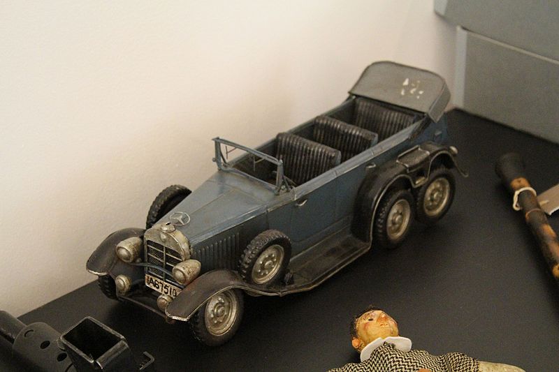 File:Wiki Loves Art - Mechelen - Kazerne Dossin - Miniatuurversie auto (1).jpg