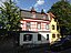Villenartiges historisierendes Wohnhaus, 1914, Architekt Peter Gustav Rühl, Mainz, im Kern spätbarock, spätklassizistische Torpfeiler; platzbildprägen...
