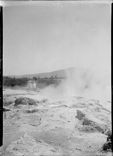 File:Woman and guide beside a geyser, Whakarewarewa, 1908 (3057002989).jpg