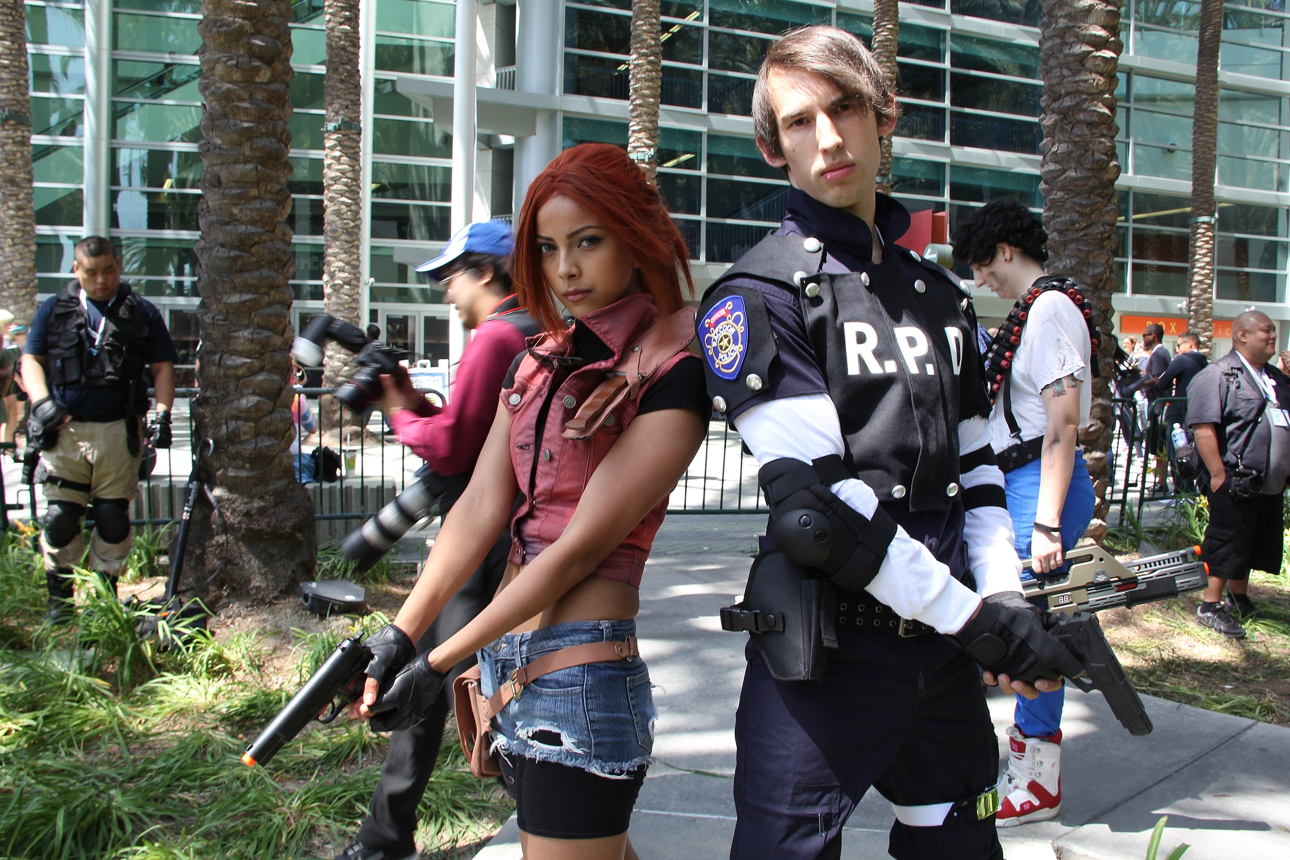 2560px WonderCon 2015 Claire Redfield and Leon Scott Kennedy %28Resident Evil 2%29 cosplay %2817049600395%29