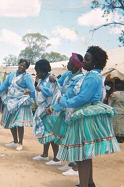 Mulheres tsongas com os trajes típicos para a dança xibelani