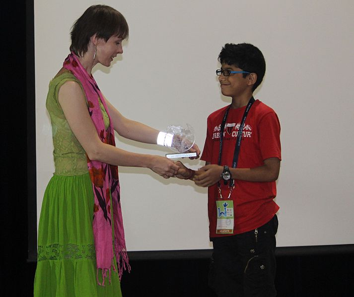 File:Youngest Odia Wikimedian Ashutosh Sarangi receiving award from NataliaTymkiv.jpg