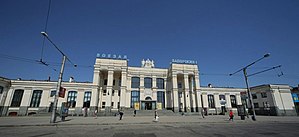 На изображении здание главного городского вокзала — Запорожье-1