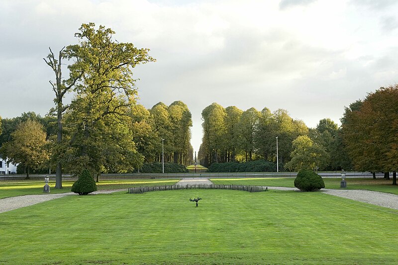 File:Zicht op de tuin aan de voorzijde van het paleis en de hardstenen gedenknaald aan het einde van de Koningslaan, gezien vanaf het bordes - Soestdijk - 20404576 - RCE.jpg