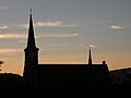 L'église Notre-Dame-des-Sept-Douleurs-d'Edmundston au crépuscule.