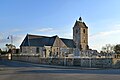 L’église Saint-Gervais-et-Saint-Protais et le monument aux morts.