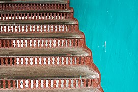 Un escalier métallique.