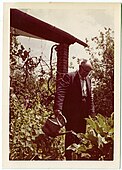 אליעזר שמאלי משקה את הגינה בביתו ברמתיים שנות ה-60 של המאה ה-20.
