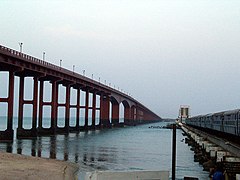 El puente ferroviario y el carretero.