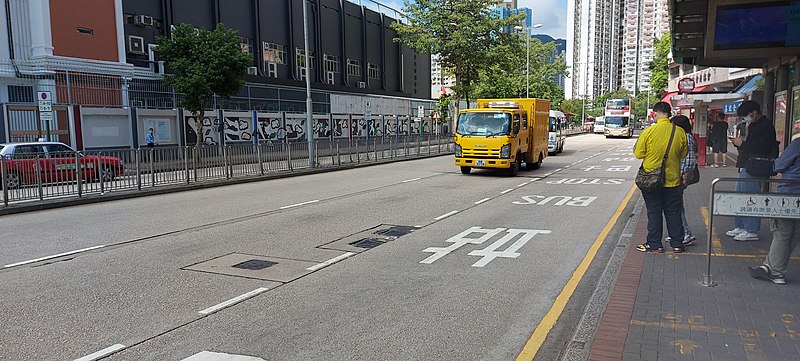 File:五十鈴黑箱車.jpg