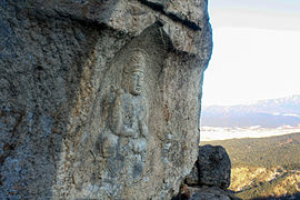 Bodhisattva en posició del loto tallat a la roca, a Sinseonam