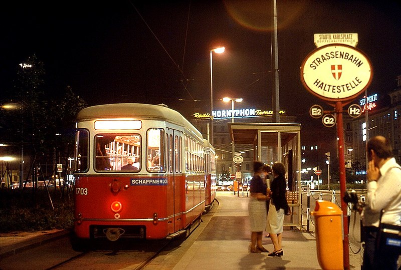 File:057R27200779 Nachtaufnahmen, Karlsplatz, Linie E2 Typ l3 1703 20.07.1979.jpg