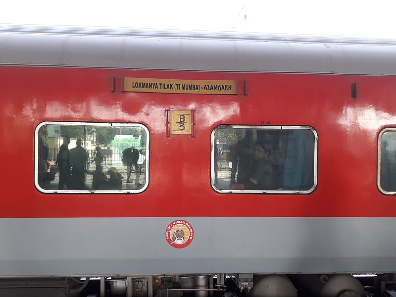 File:11054 Azamgarh Mumbai LTT Weekly Express - AC 3 tier.jpg