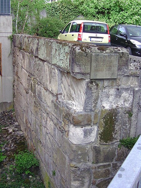 File:12-05-03 staufische Stadtmauer Gmünd Pelikan.JPG