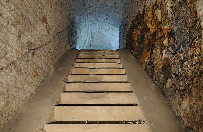 Dans l'accès au coffre de contrescarpe Sud-Ouest.