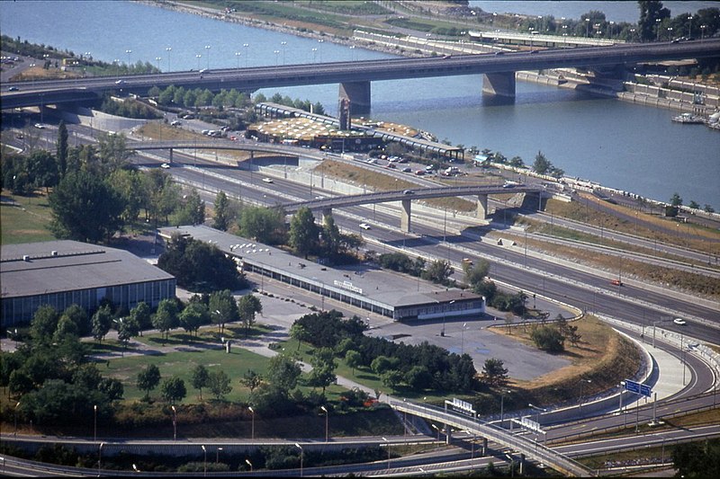 File:196R09180890 Blick vom Donauturm, Bereich Reichsbrücke, Zu und Abfahrten Donauinsel UNO CITY,.jpg