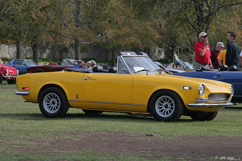 File:1970 Fiat 124 Spider Sport - yellow - fvr2-1 (4637130925).jpg