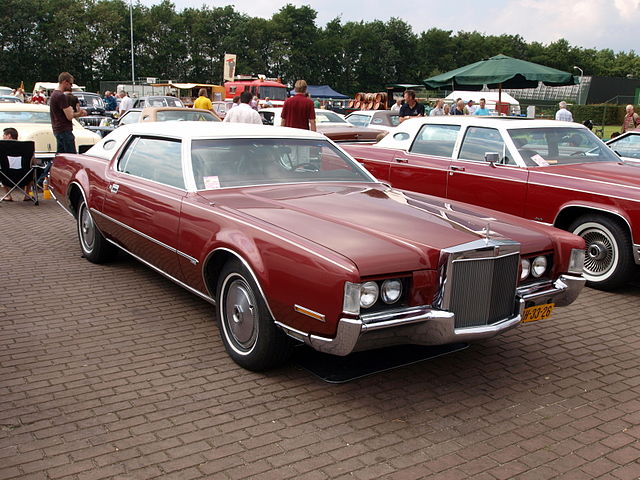1972 Continental Mark IV, showing pre-facelift grille and headlight doors open