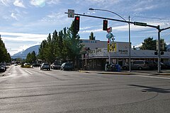 Downtown North Bend. Twede's Cafe from توئین پیکس در سمت راست است.