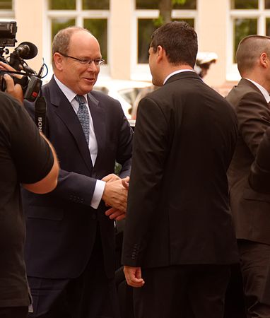 S.A.S. le prince saluant Florian Bouquet (président du conseil départemental).