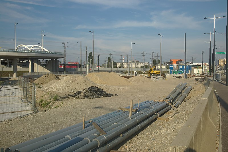 File:2018-07-28 AT Wien 10 Favoriten, Gudrunstraße, Südbahnhofbrücke (49390860522).jpg