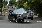 کادیلاک فلیت‌وود مدل ۱۹۹۴ با سه چرخ در جریان رژه Fiestas Patrias، پارک جنوبی، سیاتل، واشینگتن