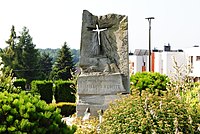 Pomnik bł. o. Stanisława Kubisty na skwerze jego imienia, pochodzący z 2000 roku, autorstwa Mirosława Kicińskiego