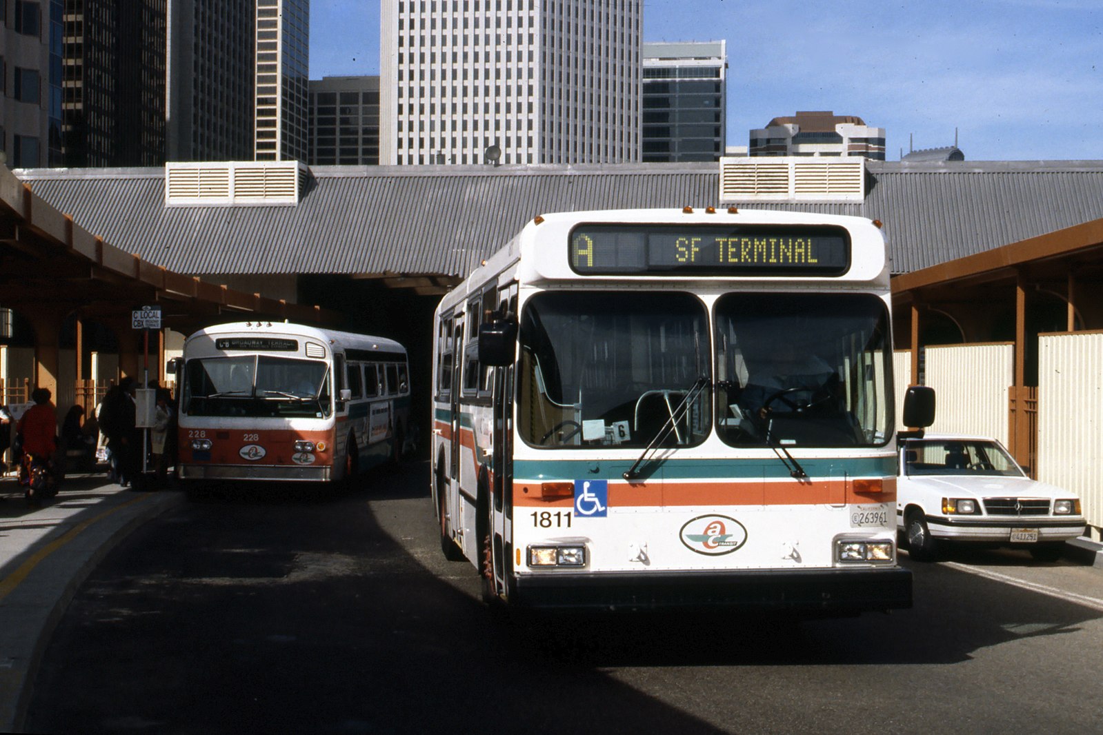 File:AC Transit 1811 & 228, New Flyer D60HF & Flxible New Flyer ACT...