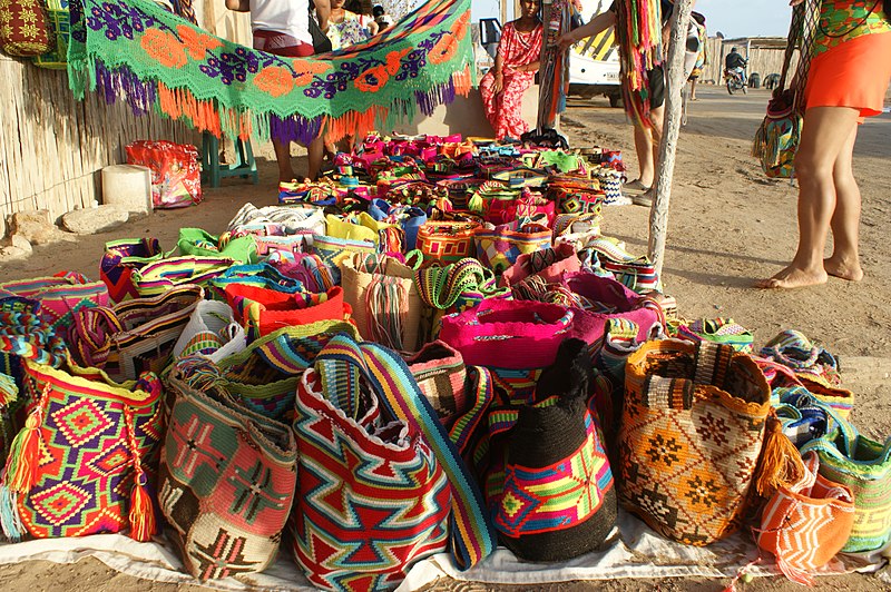 File:ARTESANIAS, ARENA Y SOL GUAJIROS.jpg