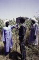 ASC Leiden - F. van der Kraaij Collection - 07 - 028 - Un vulgarisateur agricole interroge un agriculteur - Poura-Basméré, Balé, Boucle du Mouhoun, Burkina Faso, 1981.tif