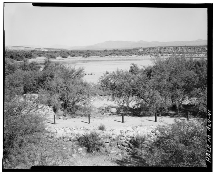 File:A TYPICAL OVERFLOW WEIR WITHOUT FLASH BOARDS. THE SALT RIVER CAN BE SEEN IN THE BACKGROUND Photographer- Mark Durben, 1984 - Roosevelt Power Canal and Diversion Dam, Parallels HAER ARIZ,7-ROOS.V,1-41.tif