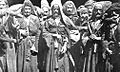 Abkhasere med basjliker i den tyrkiske byen Samsun etter den tsjerkessisk-russiske krig i 1864. Mennene bærer også tsjerkeska (også kalt tsjoka og annet), figursydd, kaukasisk mannsfrakk med patronlommer