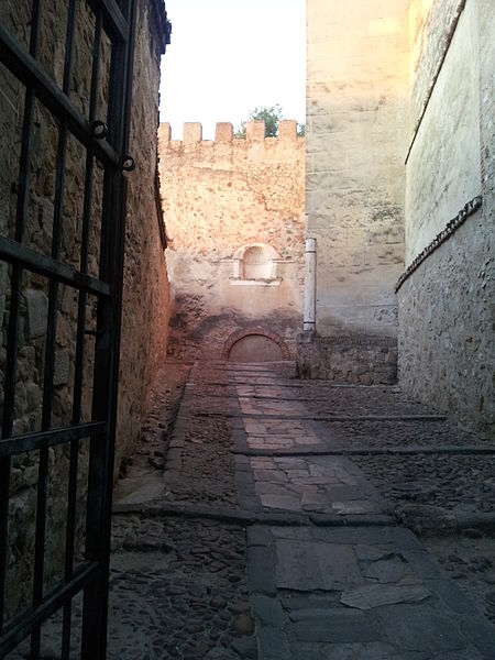 File:Acceso Alcazaba 2.jpg