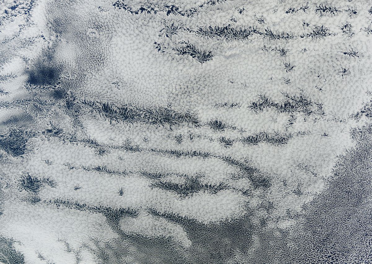 https://upload.wikimedia.org/wikipedia/commons/thumb/5/54/Actinoform_clouds_seen_from_Space.jpg/1200px-Actinoform_clouds_seen_from_Space.jpg