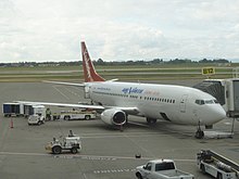 Un Boeing 737 d'Air North stationné à l'aéroport international Erik Nielsen de Whitehorse . L'aéroport sert de plaque tournante de la compagnie aérienne.