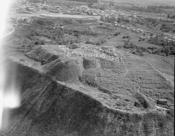 Archaeological excavation at Tell Beth Shean in 1937. The town is seen at the top half of the picture